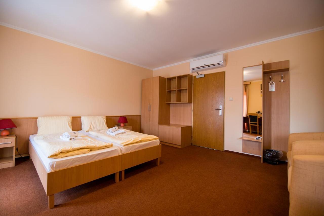 Hotel Clavis Losonc Kültér fotó