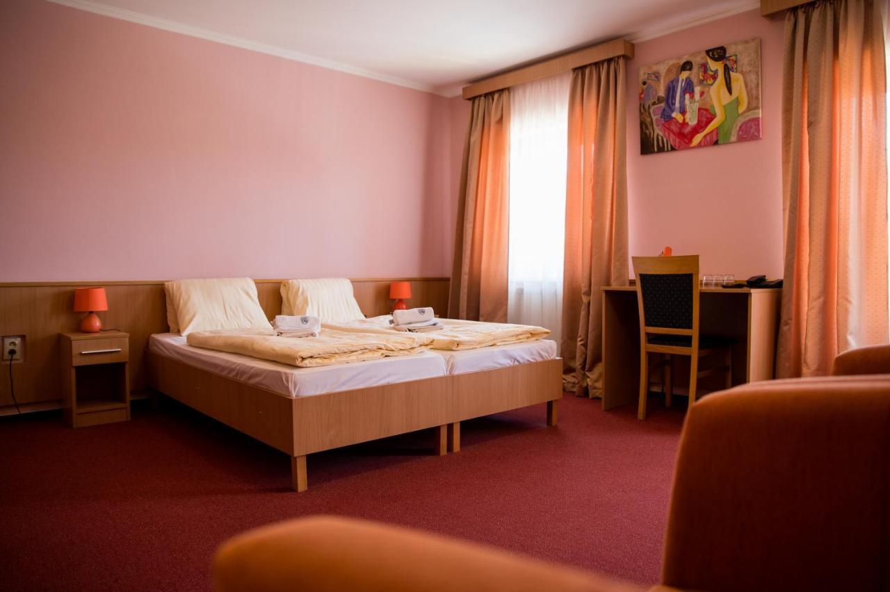 Hotel Clavis Losonc Kültér fotó