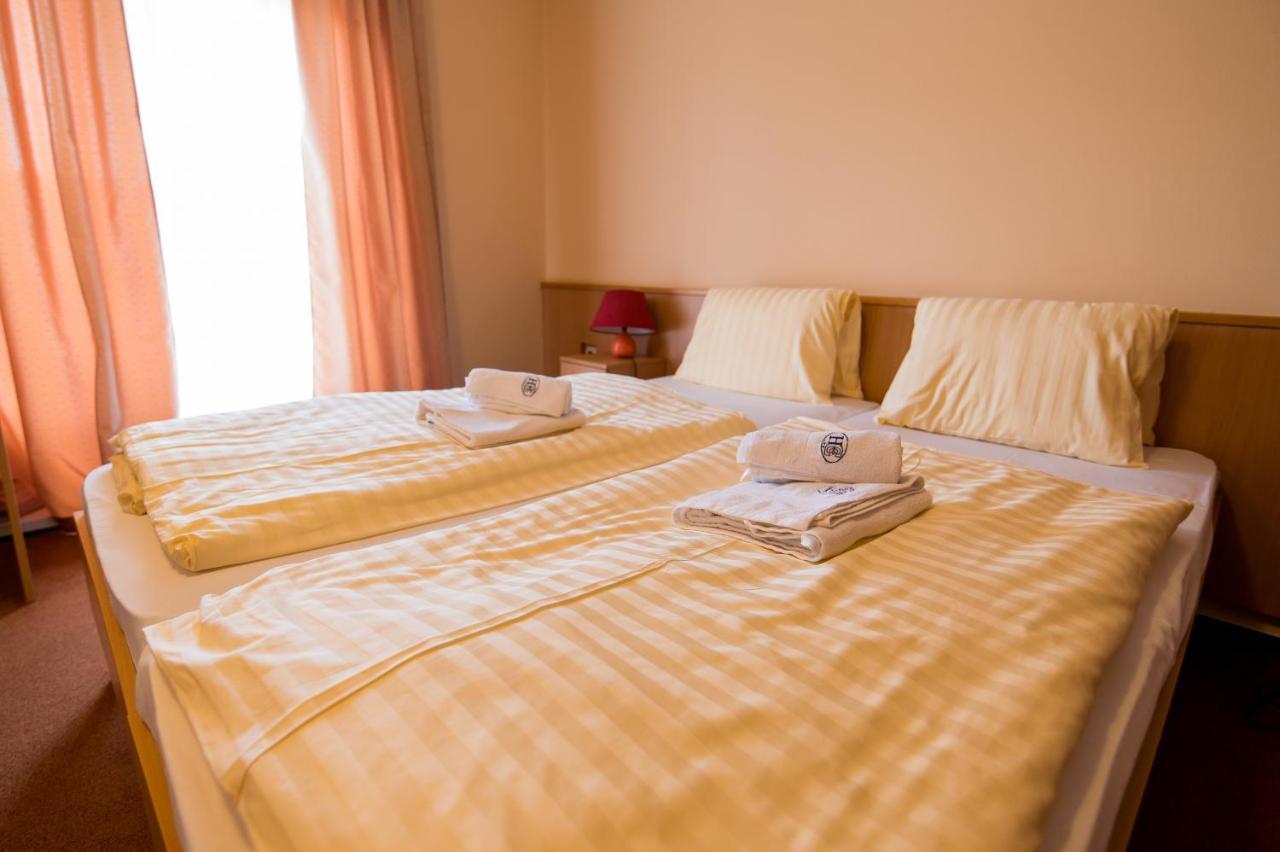 Hotel Clavis Losonc Kültér fotó