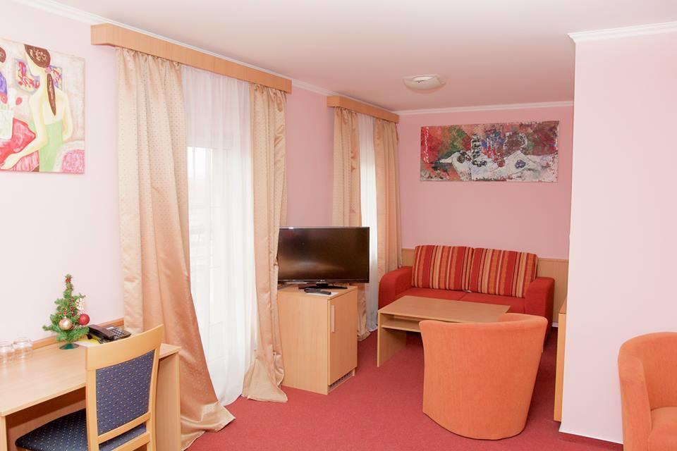 Hotel Clavis Losonc Kültér fotó