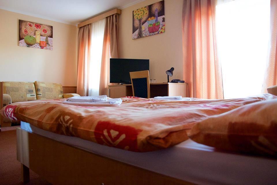 Hotel Clavis Losonc Kültér fotó
