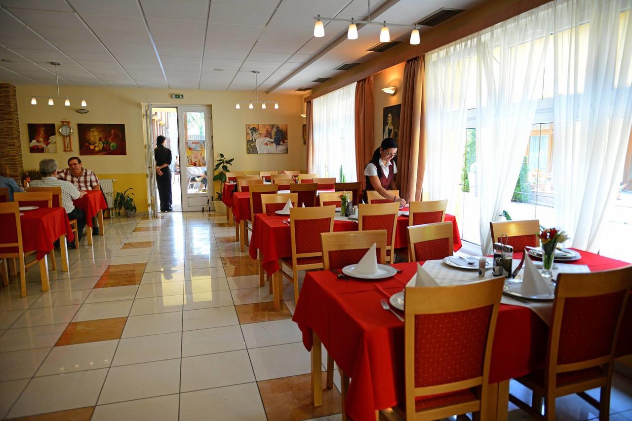 Hotel Clavis Losonc Kültér fotó