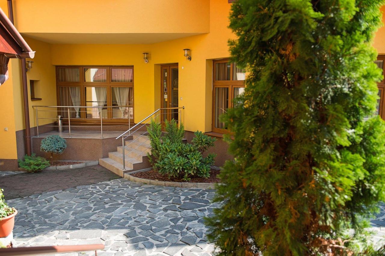 Hotel Clavis Losonc Kültér fotó