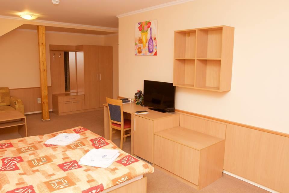 Hotel Clavis Losonc Kültér fotó