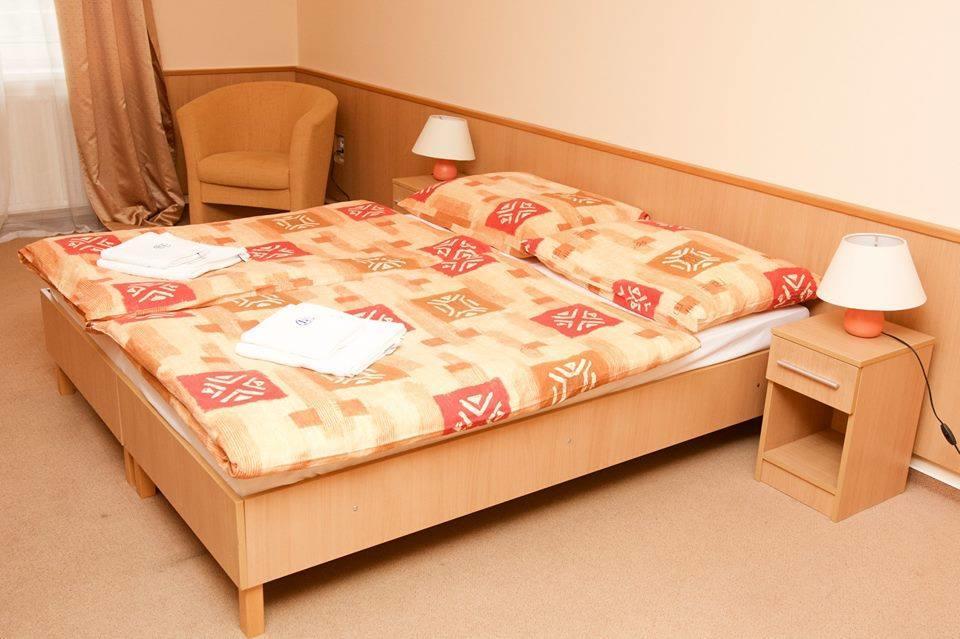 Hotel Clavis Losonc Kültér fotó